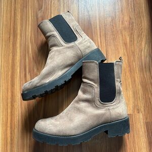 Women’s Tan Chelsea Boots